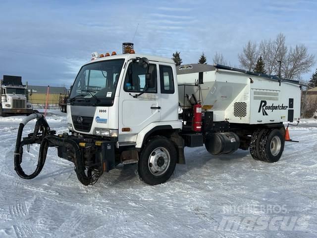 Nissan UD3300 콘크리트 믹서트럭