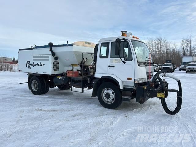 Nissan UD3300 콘크리트 믹서트럭