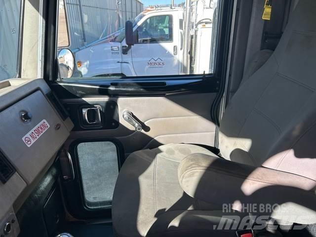 Peterbilt 335 탱커 트럭