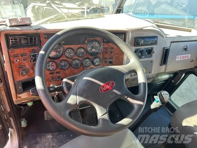 Peterbilt 335 탱커 트럭