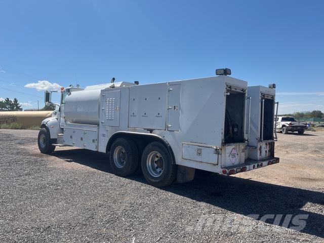 Peterbilt 335 탱커 트럭