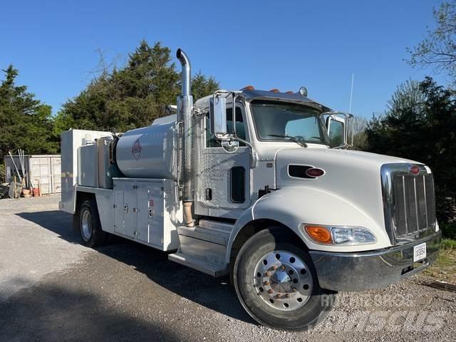 Peterbilt 337 탱커 트럭