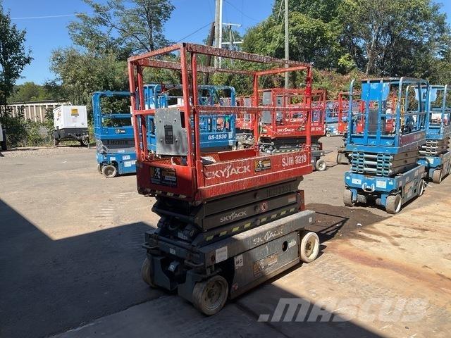 SkyJack 3219 가위형 리프트