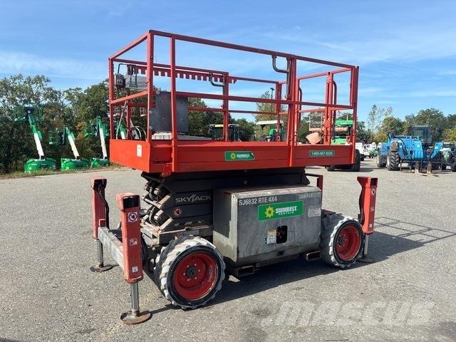 SkyJack 6832RT 가위형 리프트