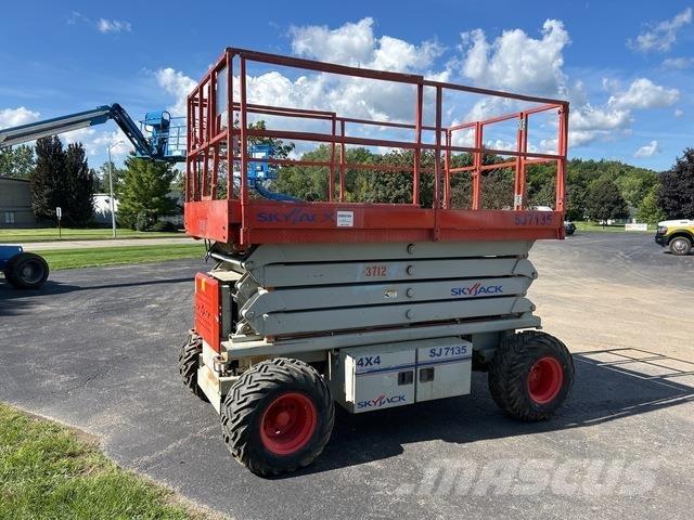 SkyJack SJ7135 가위형 리프트