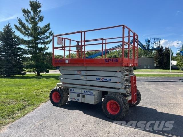 SkyJack SJ7135 가위형 리프트