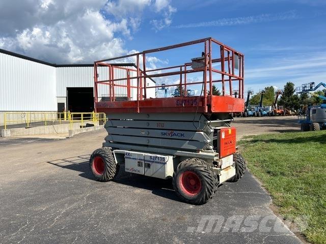 SkyJack SJ7135 가위형 리프트