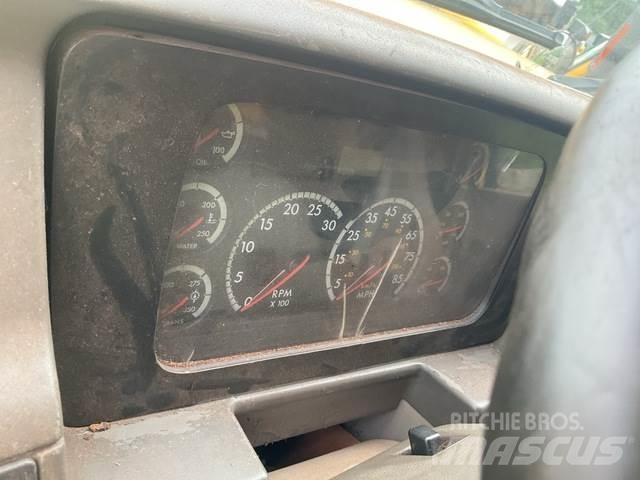 Sterling L8500 제설 블레이드 및 제설기