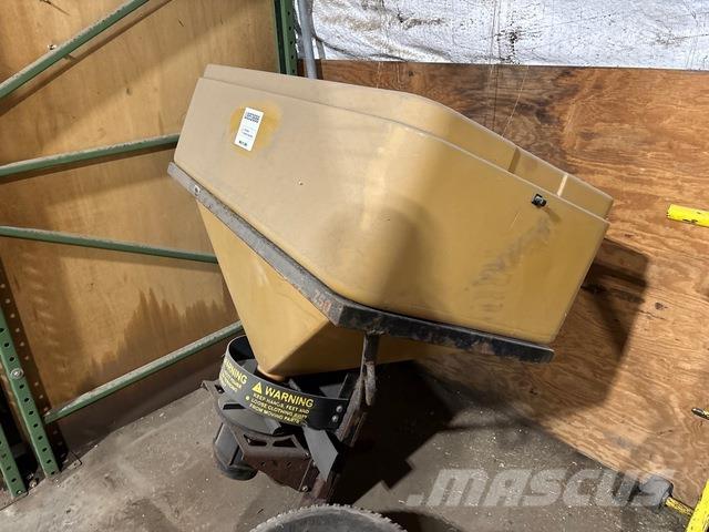  Trailhawk 750 모래(염화칼슘) 살포기