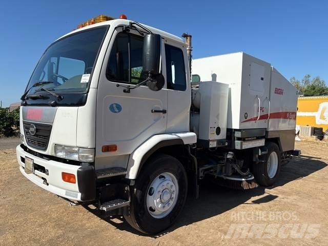 UD 3300 청소 트럭