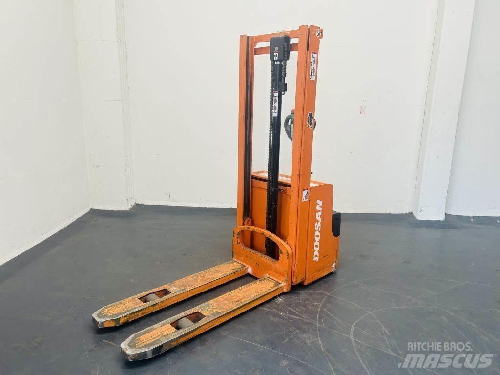 Doosan LEDS12.5C 포크리프트