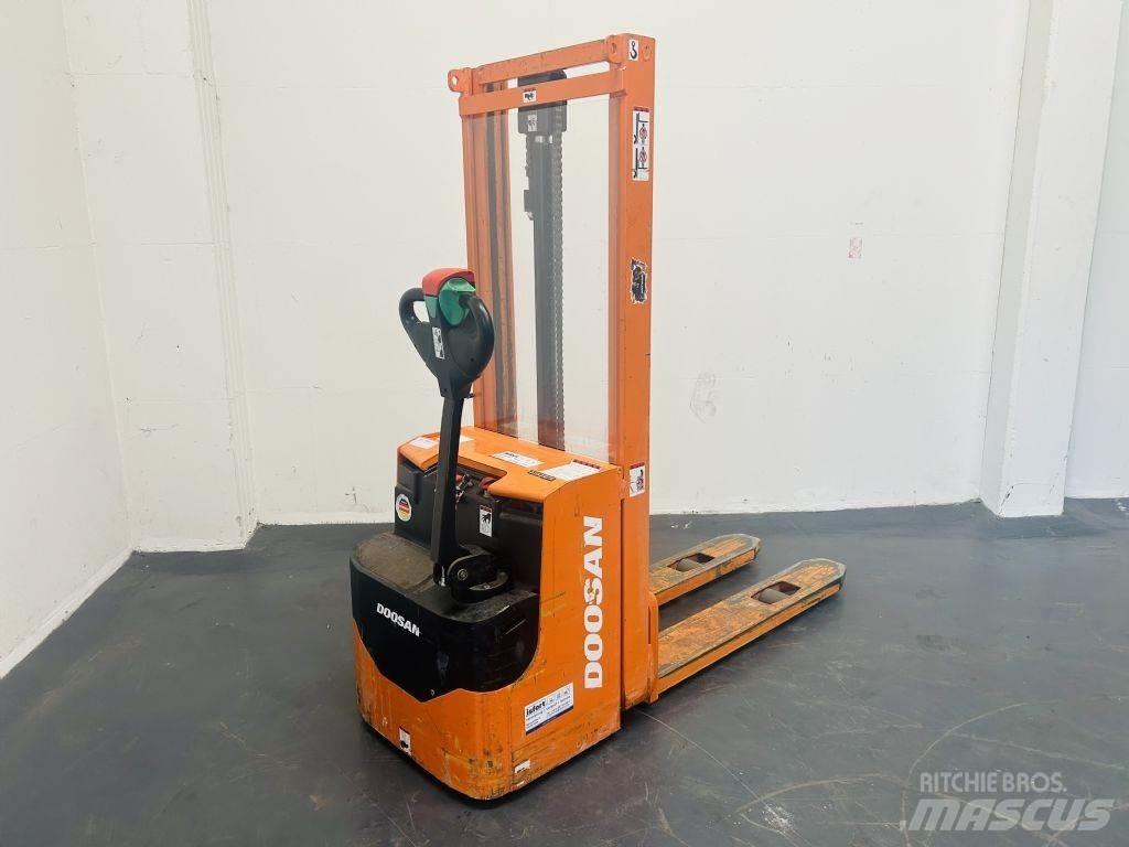 Doosan LEDS12.5C 포크리프트