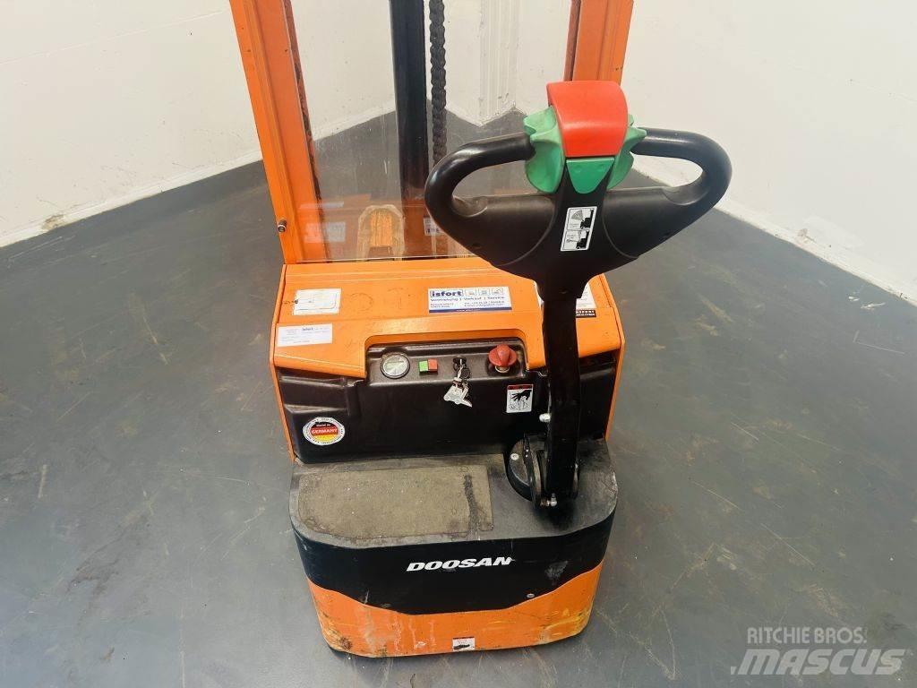 Doosan LEDS12.5C 포크리프트