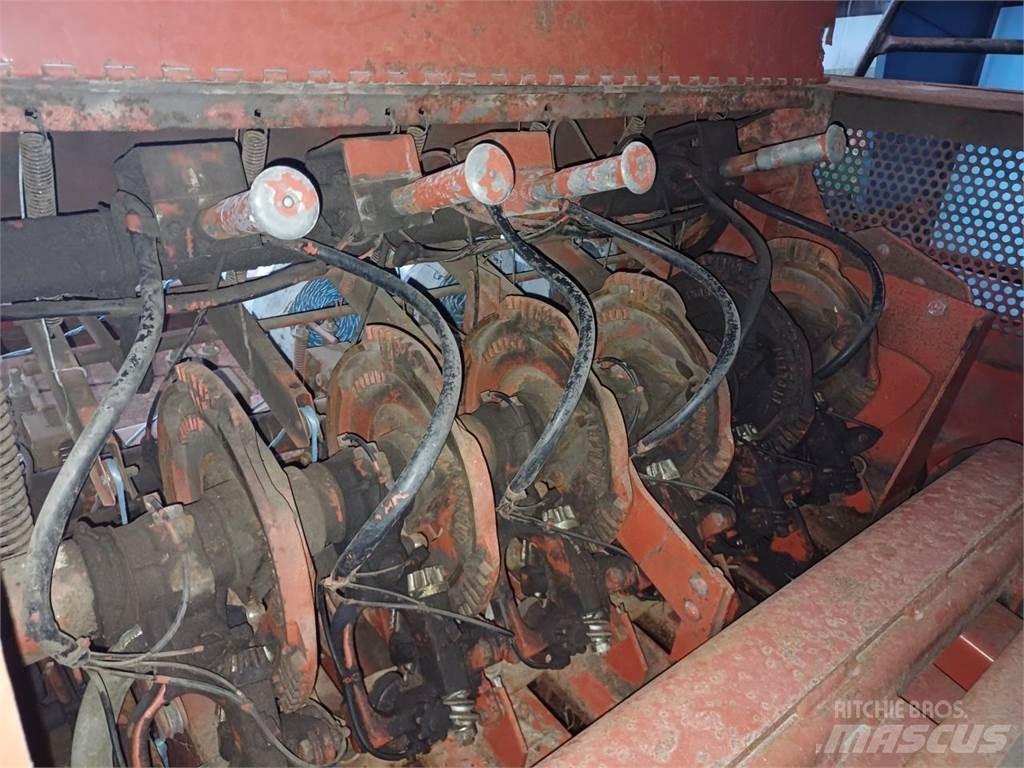 Hesston 4900 각형 곤포기