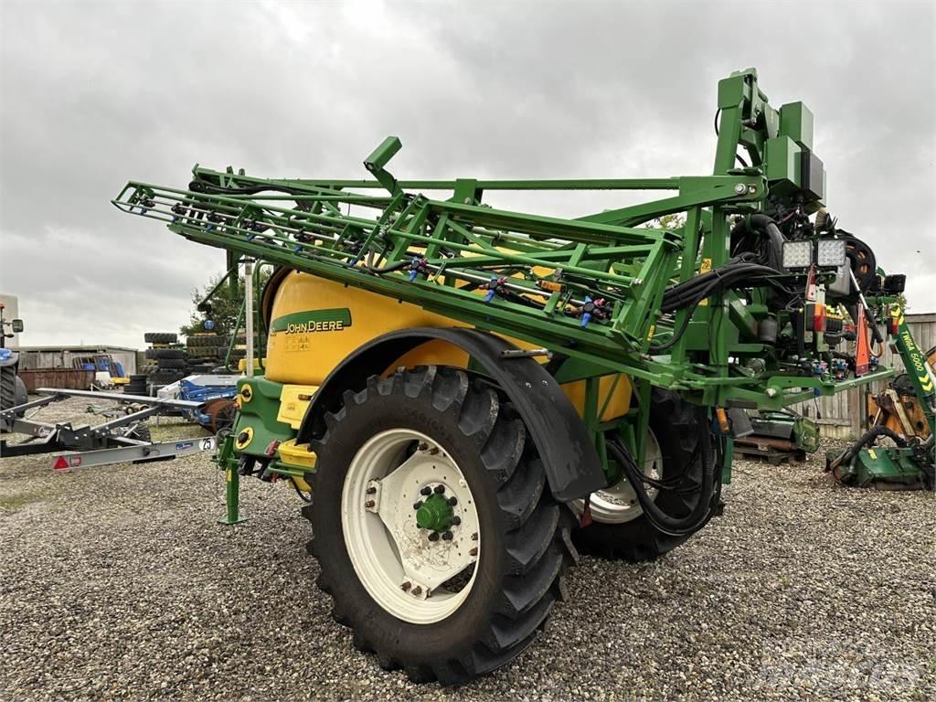 John Deere 740I 견인형 분무기
