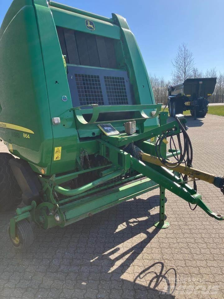 John Deere 864 원형 곤포기