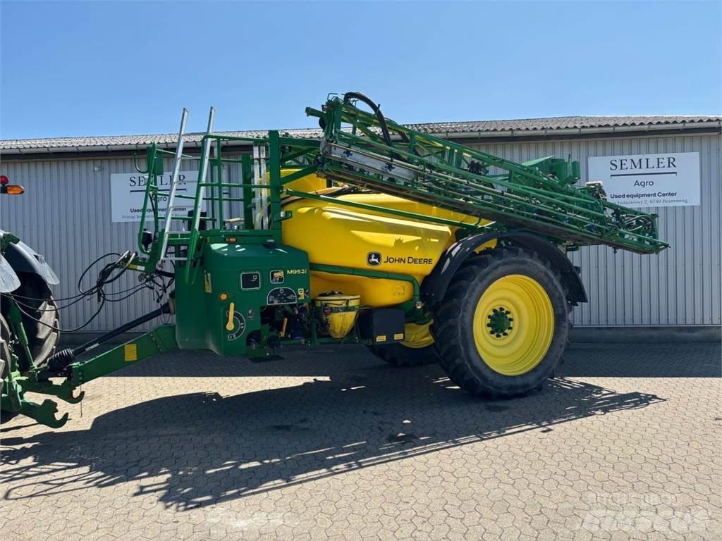 John Deere M952I 견인형 분무기