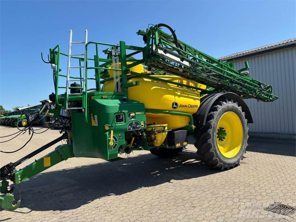 John Deere M952I 견인형 분무기