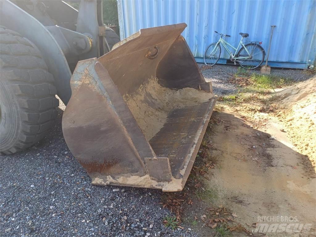 Komatsu WA270  휠로우더
