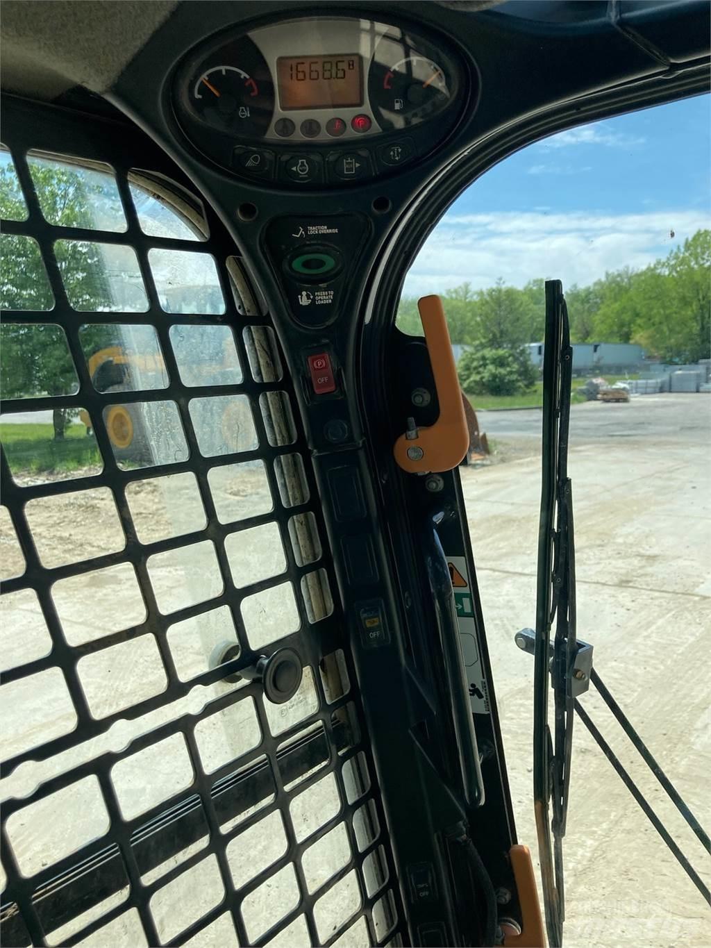 Bobcat T740 미니 로더