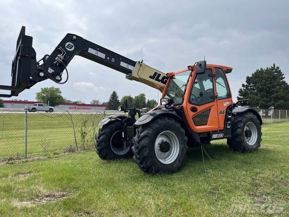JLG 823 텔러 핸들러