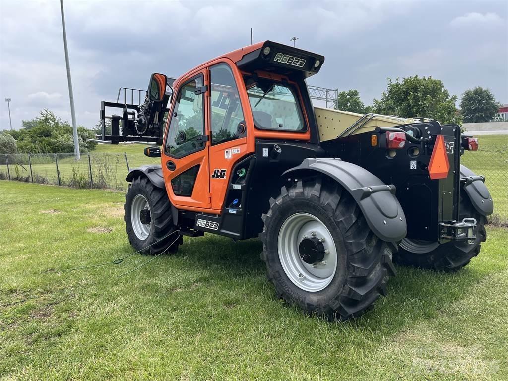 JLG 823 텔러 핸들러