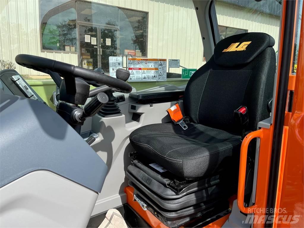 JLG 823 텔러 핸들러