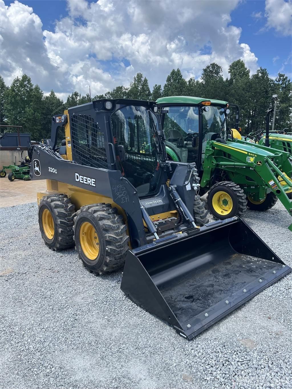 John Deere 320G  스키드로더