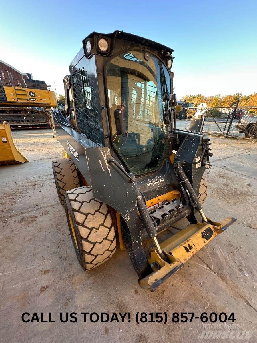 John Deere 320G  스키드로더