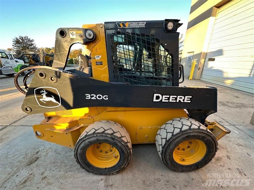 John Deere 320G  스키드로더