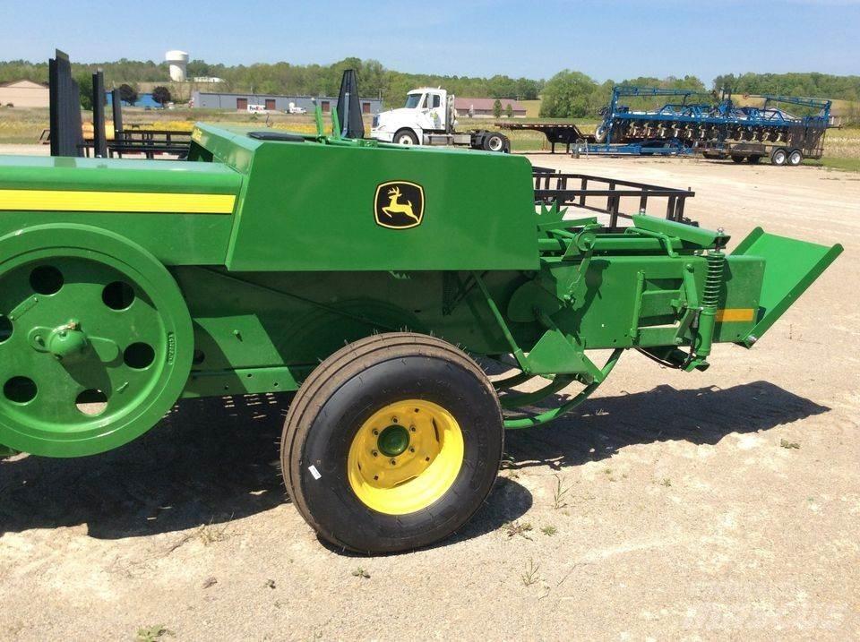 John Deere 348 각형 곤포기