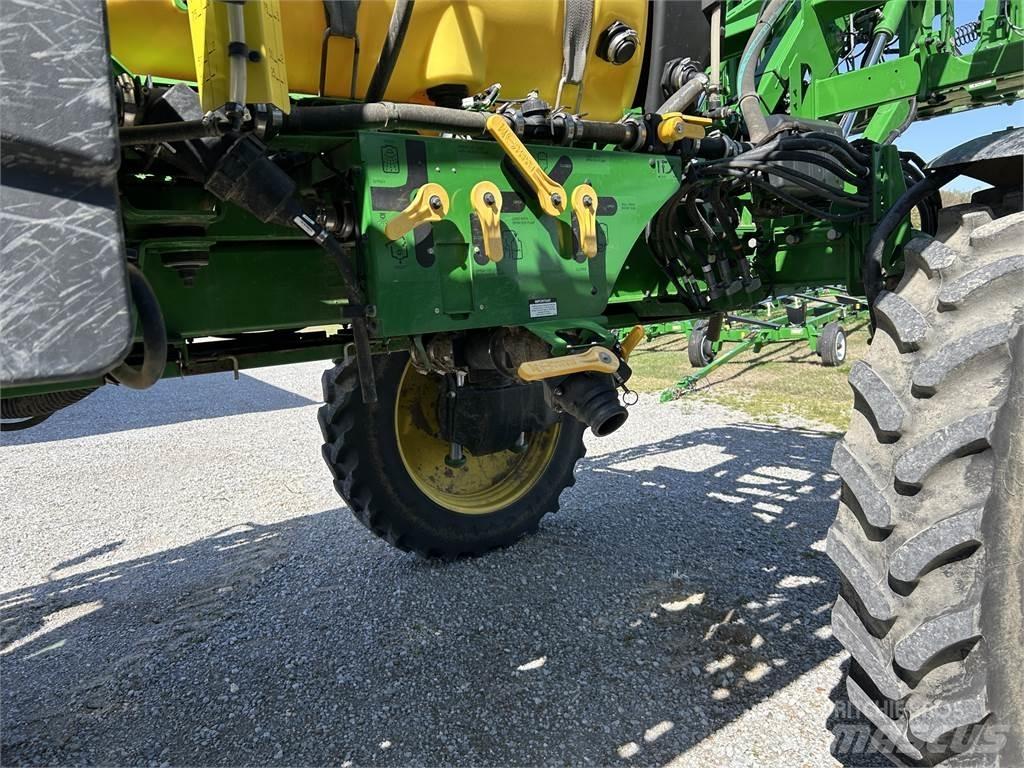 John Deere 408R 견인형 분무기