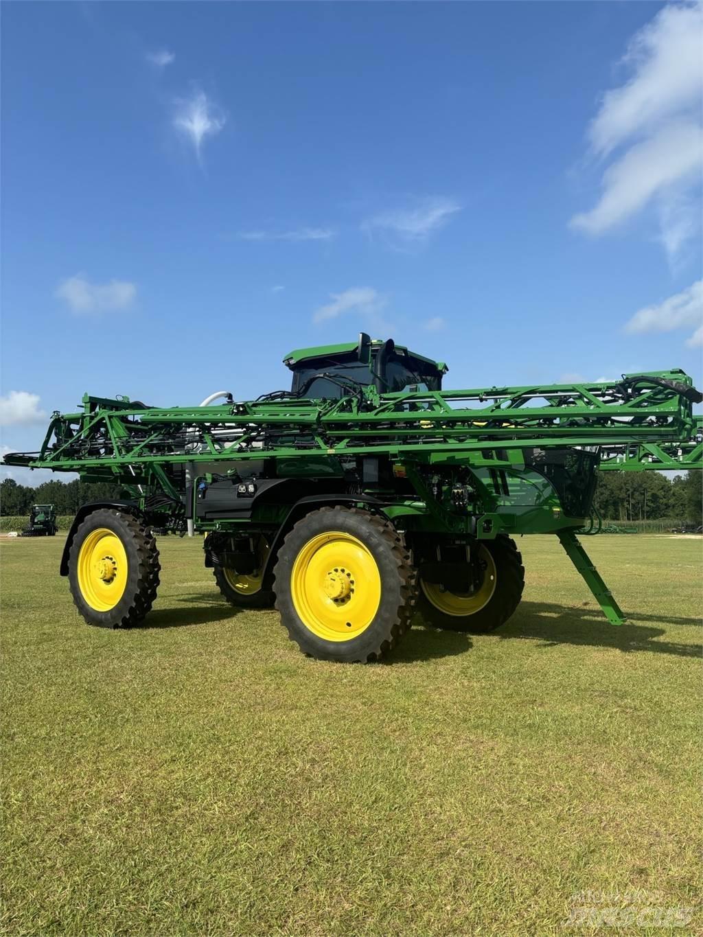 John Deere 410R 견인형 분무기
