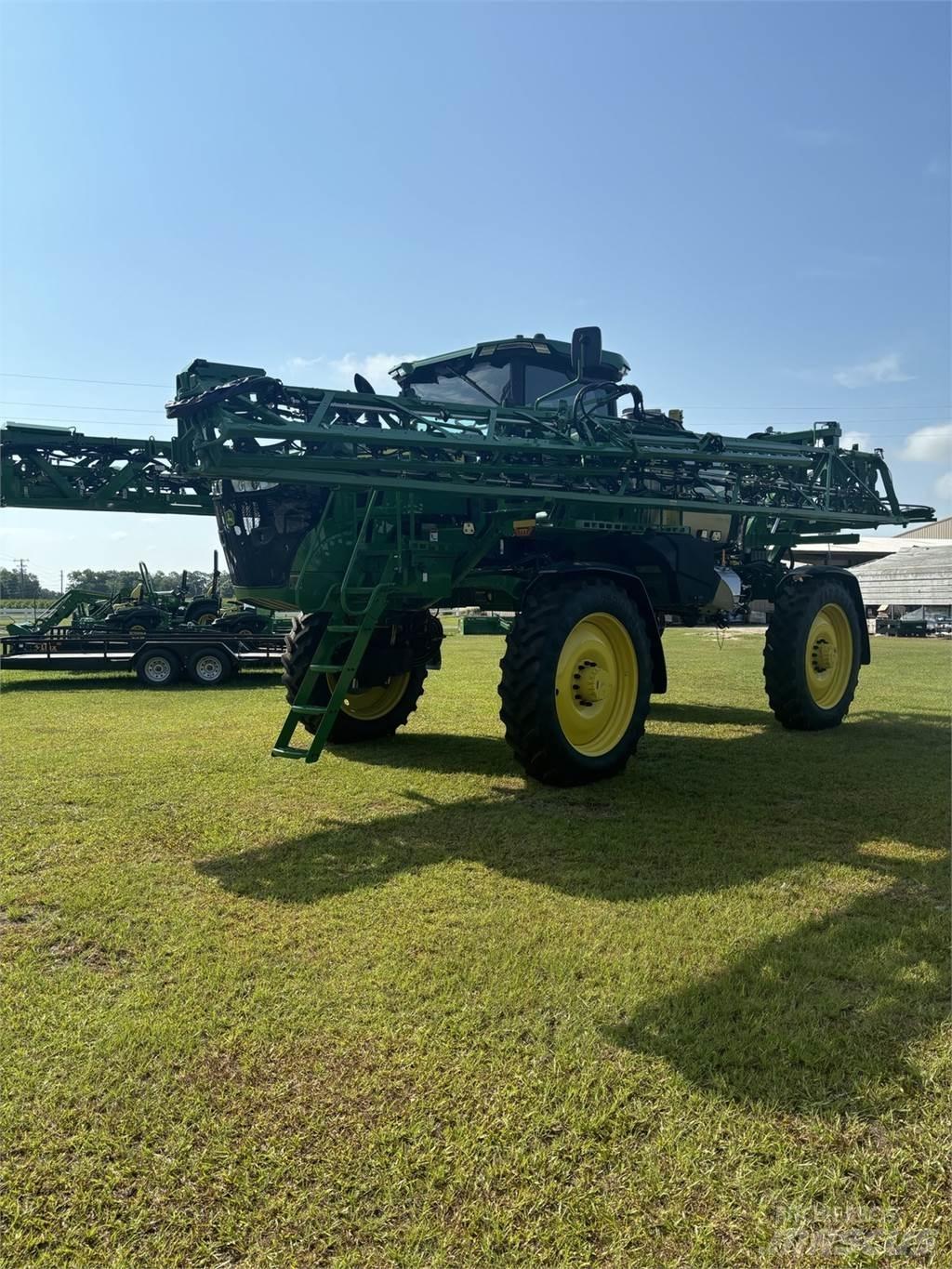 John Deere 410R 견인형 분무기