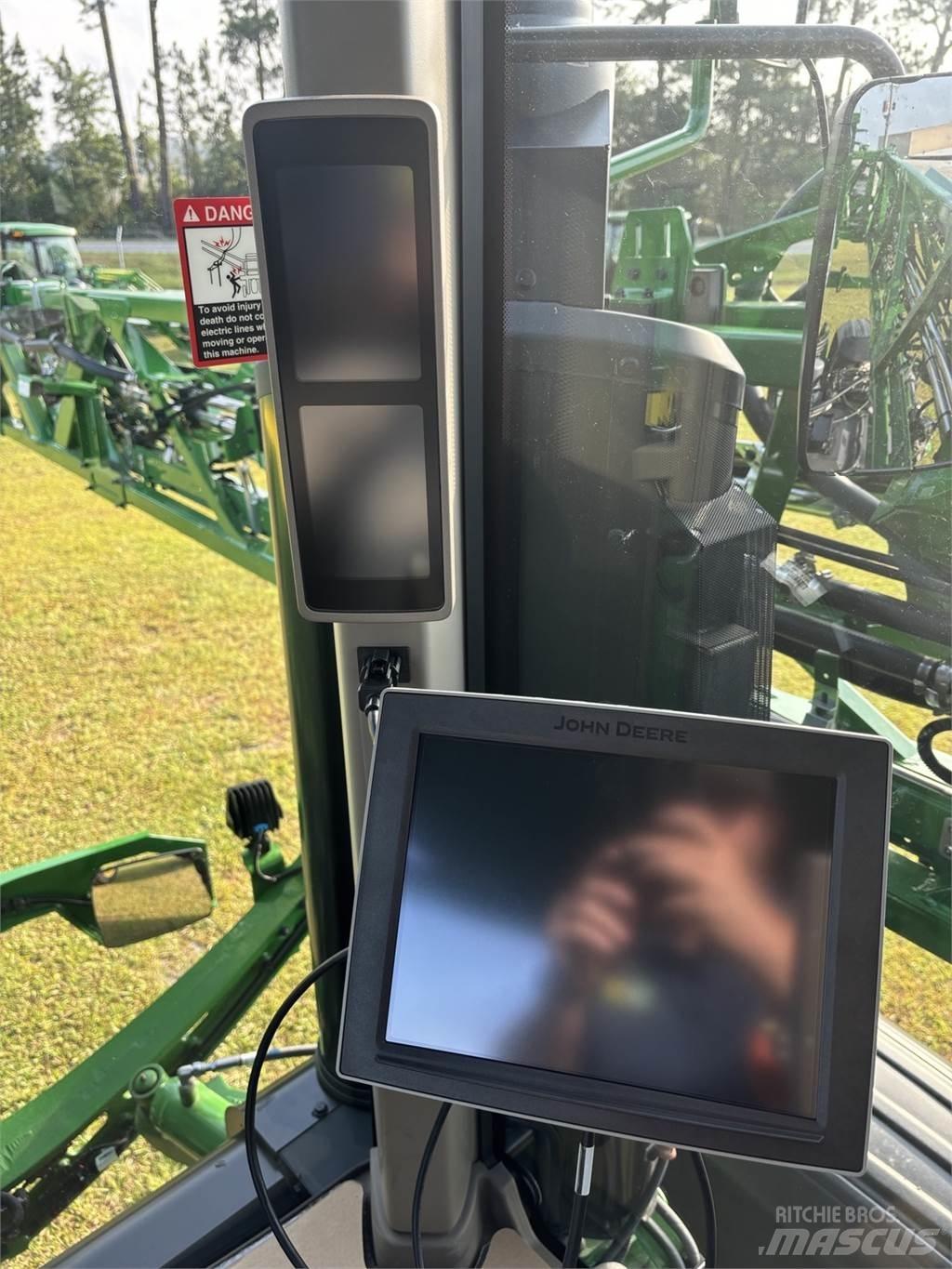 John Deere 410R 견인형 분무기