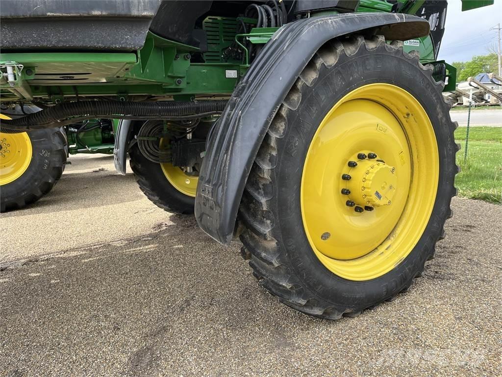 John Deere 412R 견인형 분무기