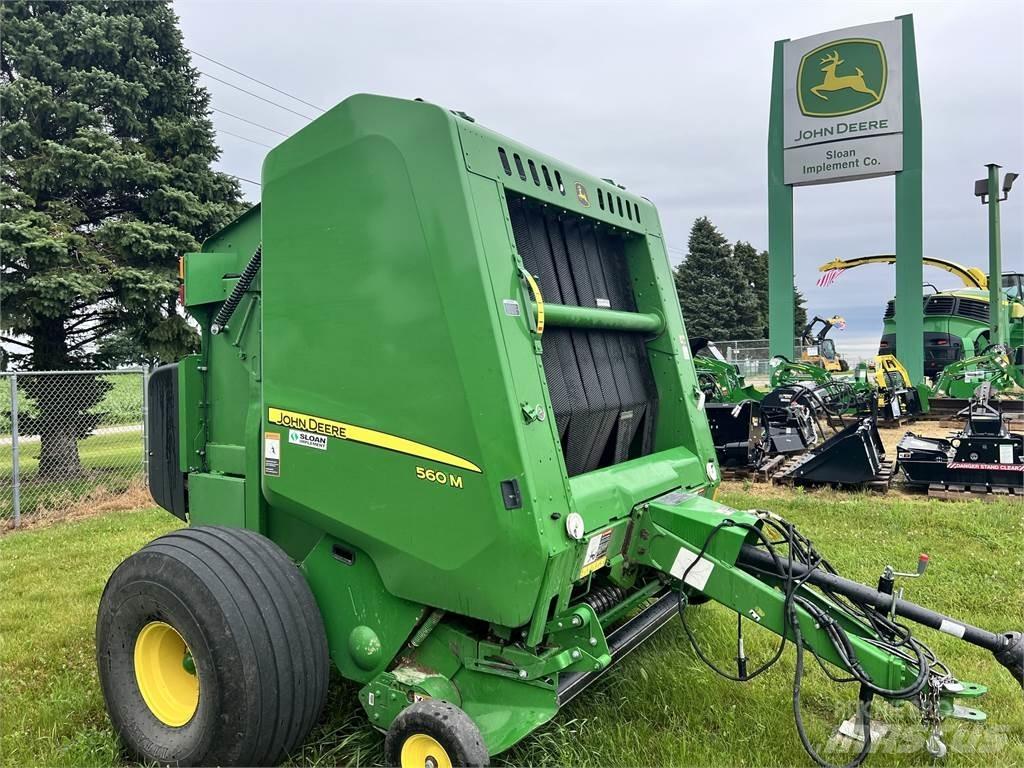 John Deere 560M 원형 곤포기