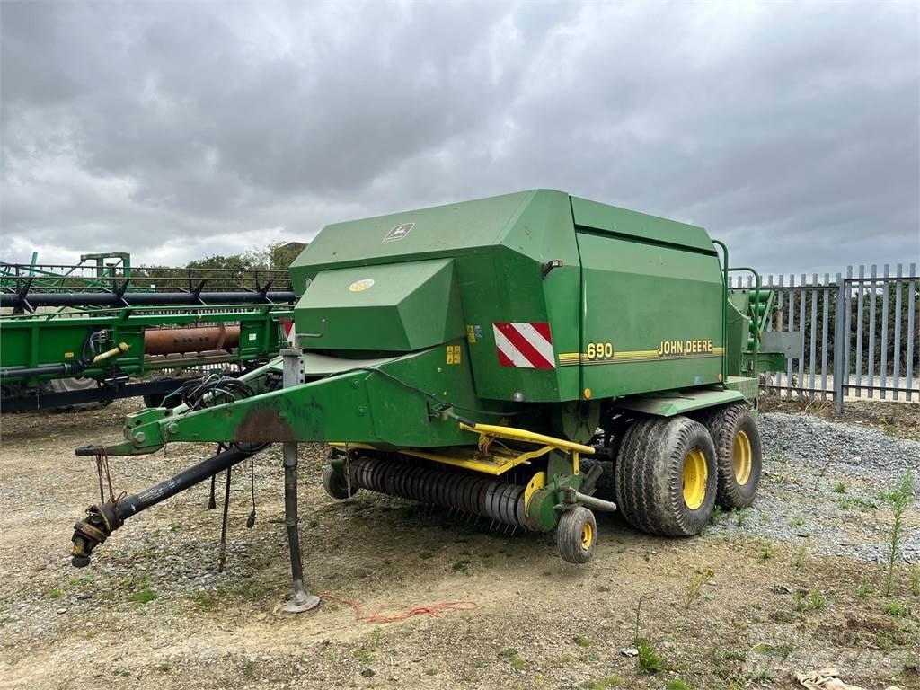 John Deere 690 각형 곤포기