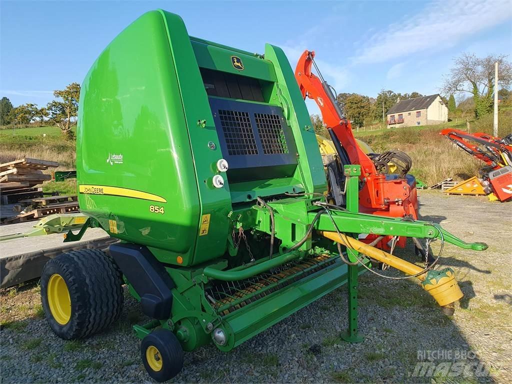 John Deere 854 원형 곤포기