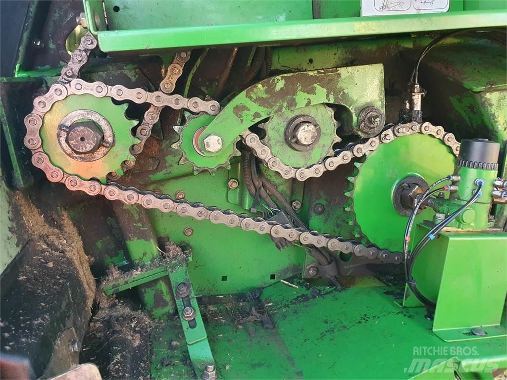 John Deere 854 원형 곤포기