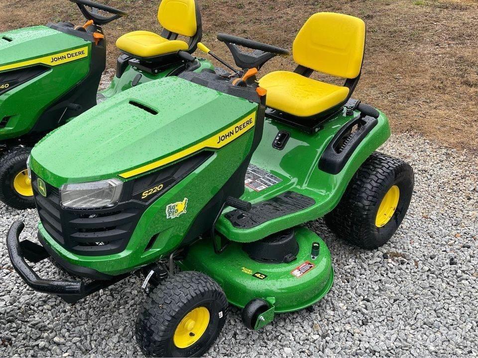 John Deere S220 소형 트랙터