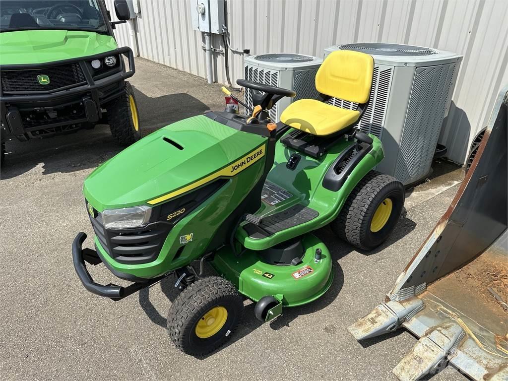 John Deere S220 탑승형 잔디깎기