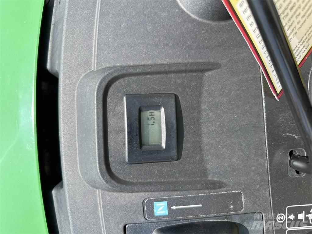 John Deere S220 탑승형 잔디깎기