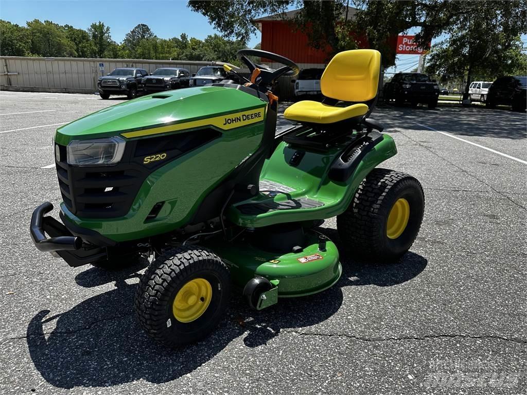 John Deere S220 탑승형 잔디깎기
