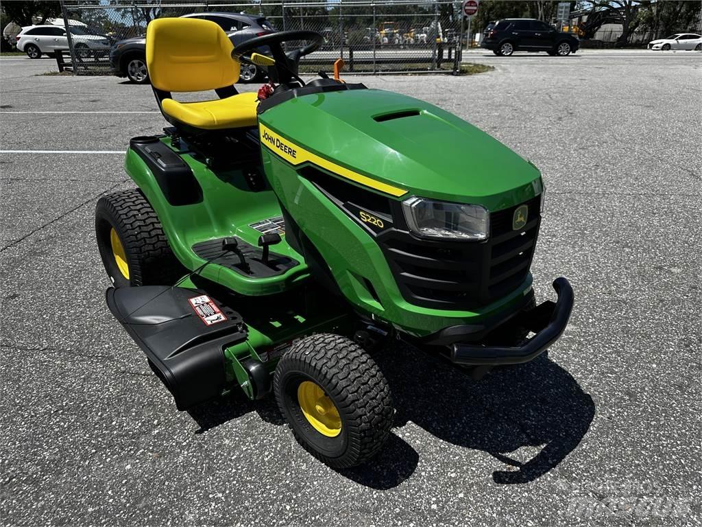 John Deere S220 탑승형 잔디깎기