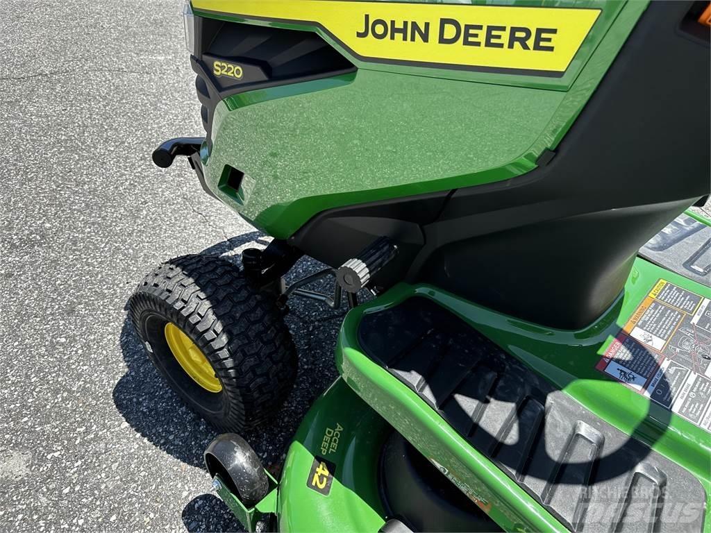John Deere S220 탑승형 잔디깎기