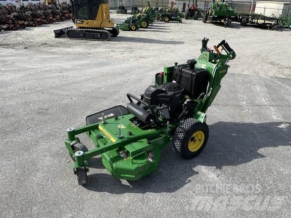 John Deere W36R 밀면서 전진하는 잔디깎기
