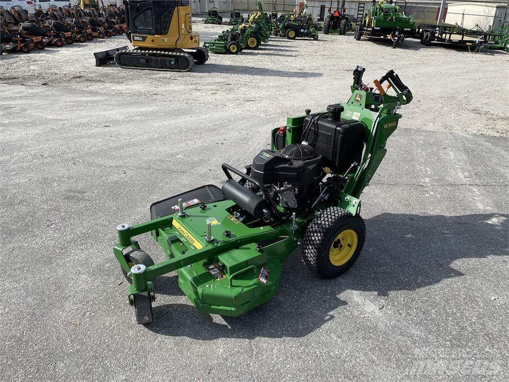 John Deere W36R 밀면서 전진하는 잔디깎기