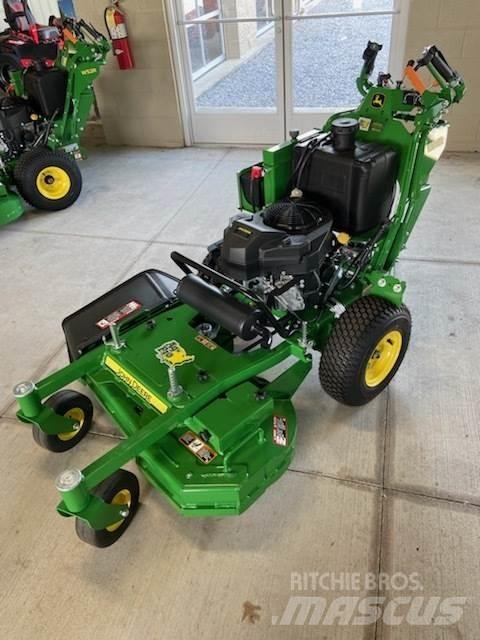 John Deere W36R 밀면서 전진하는 잔디깎기
