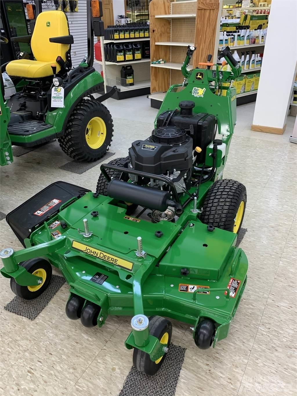 John Deere W48M 밀면서 전진하는 잔디깎기